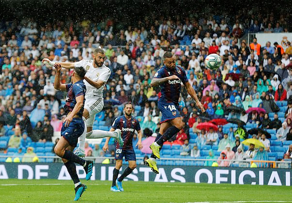 Vòng 4 La Liga: Thắng nhọc Levante, Real lên ngôi nhì bảng
